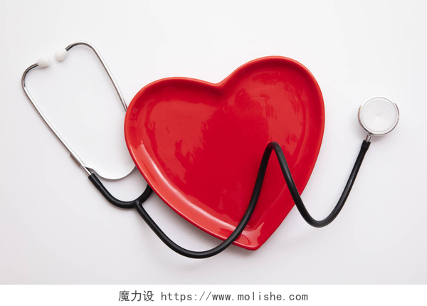 灰色背景上红色爱心听诊器带听诊器的红心形状。健康的心脏概念